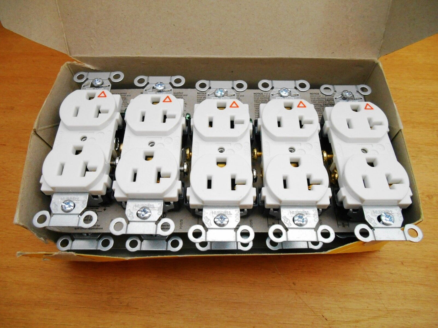 LOT OF 10 HUBBELL IG20CRWHI 20A, 125V, 5-20R, 2P, 3W, 1PH RECEPTACLE WHITE, NEW